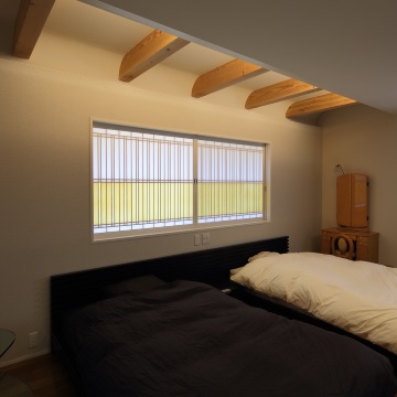 枕元の窓には紙障子と遮光襖を設けて光を調整しています