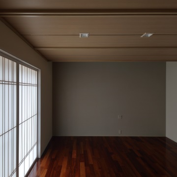 主寝室は落ち着きのある空間として　杉の柾目板と竿縁とを平行に配しました<br>枕元側は高天井として間接照明を組み込んでいます