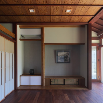 元の和室床の間は対面に移して居間の飾り棚に再構成しました　従前の床脇が新たな床の間となっています