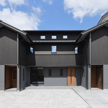 黒の焼杉板と小波鉄板の外壁です　１階の使い方に応じて３か所の出入り口があります