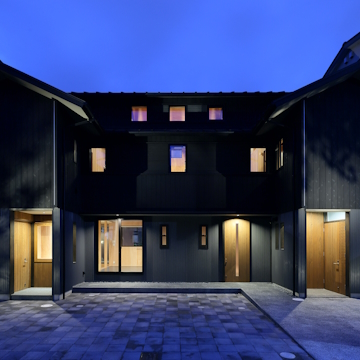 通りに面しては明かりも開口も抑制し　なかの生活を見えにくくしています