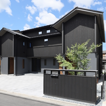 同じ焼杉を用いた小塀を設けています