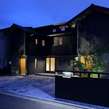 小塀の裏のモミジを足元から照らしています