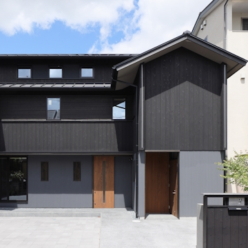 ２階の二段の屋根が内部にそのままあらわされます