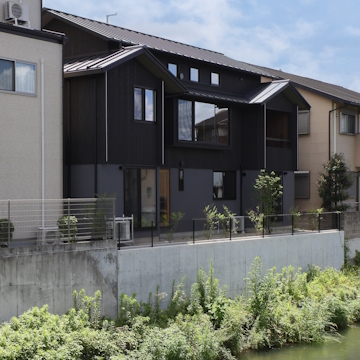 敷地の一面は川に面しています<br>いずれ植栽が一面に茂って川の土手まで垂れる想定です