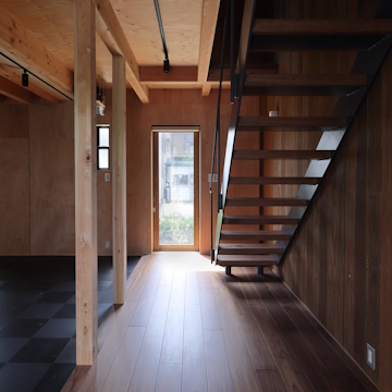 階段は抜けと軽さを活かした造りです　正面は川に面する開口です