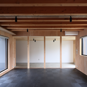 奥のコンクリートスラブそのままの土間部分とも柱による区画です