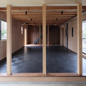 土間スペースから奥の玄関・階段スペースまでひとつながりです