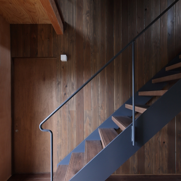 薄い鉄のプレート・細い丸鋼に厚い木の踏板の階段は１階床からは浮かせています