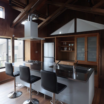 オープンなキッチンではレンジフードのダクトもあらわしです　水屋も壁と同じ粗いべニアで造られています