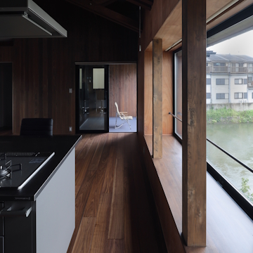 広間の川に面する出窓はベンチともなり　川面を見下ろします