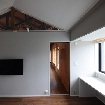 個室は広間と趣きを変えて壁天井を白く仕上げています　上部の三角の窓が広間とつながります