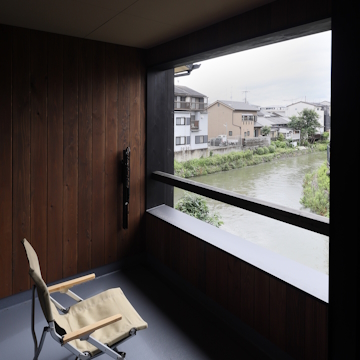 川に開いて広いテラスを設けています