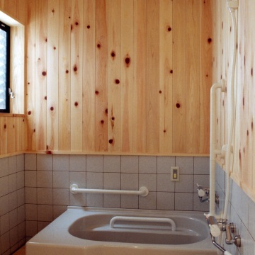 板張りの浴室　換気用の坪庭からあかりも注ぎます<br>介助用のスペースが浴槽脇にも設けてあります