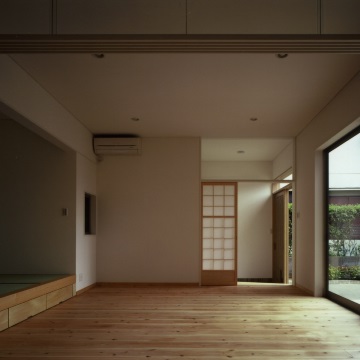 玄関とは紙障子で仕切られた居間　一角に畳の小上がりがあります