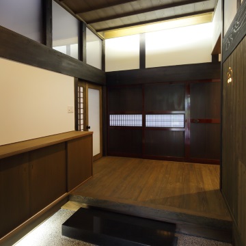 和室につながる正面の板戸は再利用したものです　左側の上部小壁は半透明の板です