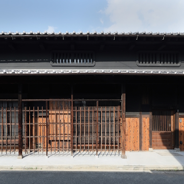 大阪の町家の特徴をよく伝える外観を保全しました