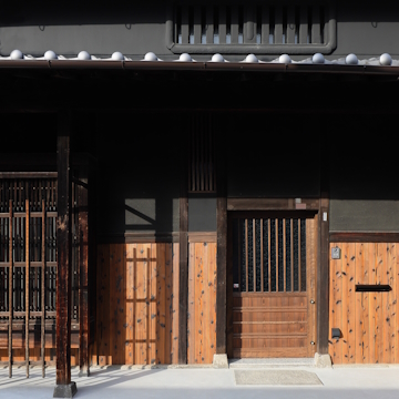 潜り戸のある大戸は日常の使用を考え造り変えることとなりました