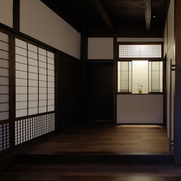 正面飾り棚にはかつての座敷の書院障子と欄間を移設し　左手の障子と舞良戸は高さを補正してそのまま使用しています