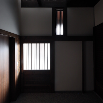 玄関の潜り戸付きの大戸は日常の利便のために造り変えました<br>二階床を一部外して上部の虫籠窓から玄関に光を落としています