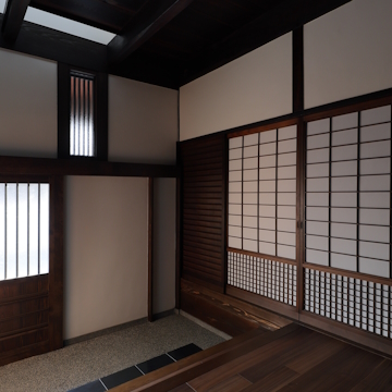 玄関扉の斜め上にも一部壁を抜いて明り取りを設けています