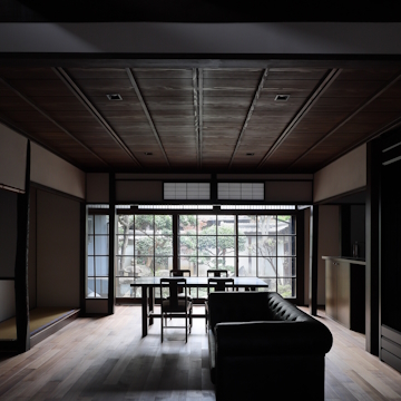 かつての続き間の和室は縁側も取り込んで　前栽に面する居間食堂としました