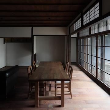 従前の床の間・床脇を残して洋間化しています　違い棚は外して移設しました<br>長押を取り払って長身のご主人に不自由ない内法高さとしました