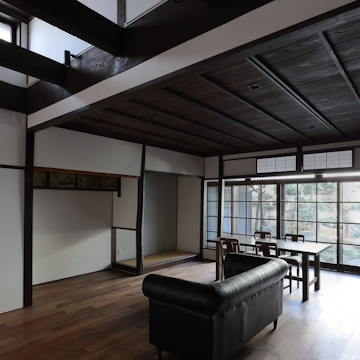 南側が道路に面し出格子の窓で開放できず明かりが不足しますので　２階の床を外して高天井とし　西側上部から明かりを取り入れています