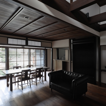 右手奥の紙障子は玄関に通じるものです　輻射式冷暖房の右手には床脇にありました違い棚を移し　左手は台所につながるカウンターです