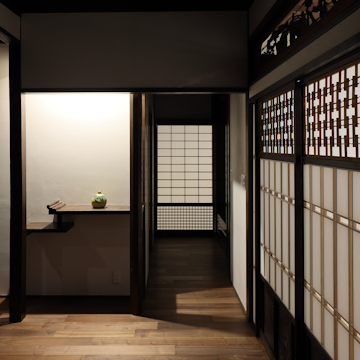 居間から玄関に通ずる障子戸を見た夕景です　左手の違い棚は床脇にあったものを移して再利用しています