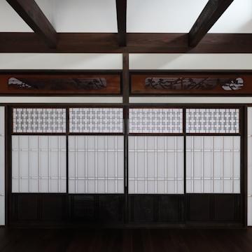 居間から仏間側を見たところです　もともとは座敷と縁側との間にありました硝子障子を造り変え　硝子部分を紙障子としました　一間半のものでしたので両側にも紙障子を建て込んで二間間口にしています