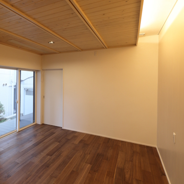 ベッドを置く洋式の寝室です　枕元天井は間接照明としてまぶしさのない造りです