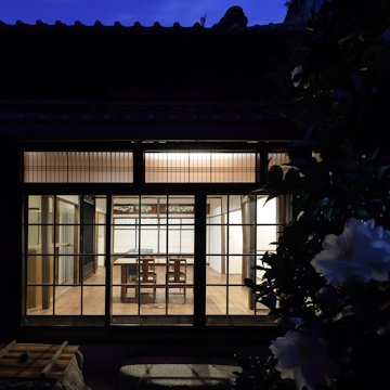 前栽から居間食堂を見た夕景です　仏間を通して南側の表通りまで繋がります　左手上部の窓は台所上部の吹抜のものです