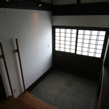 民家らしく整えました　式台の板はもとの和室で使われていたものです
