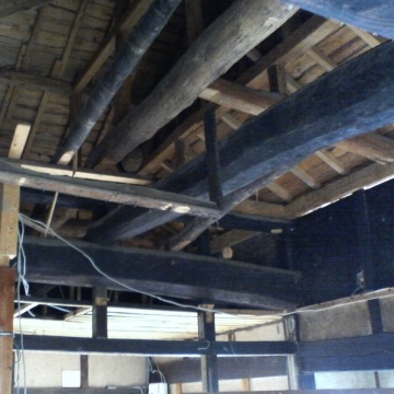 天井をはがすと立派な梁があらわれました